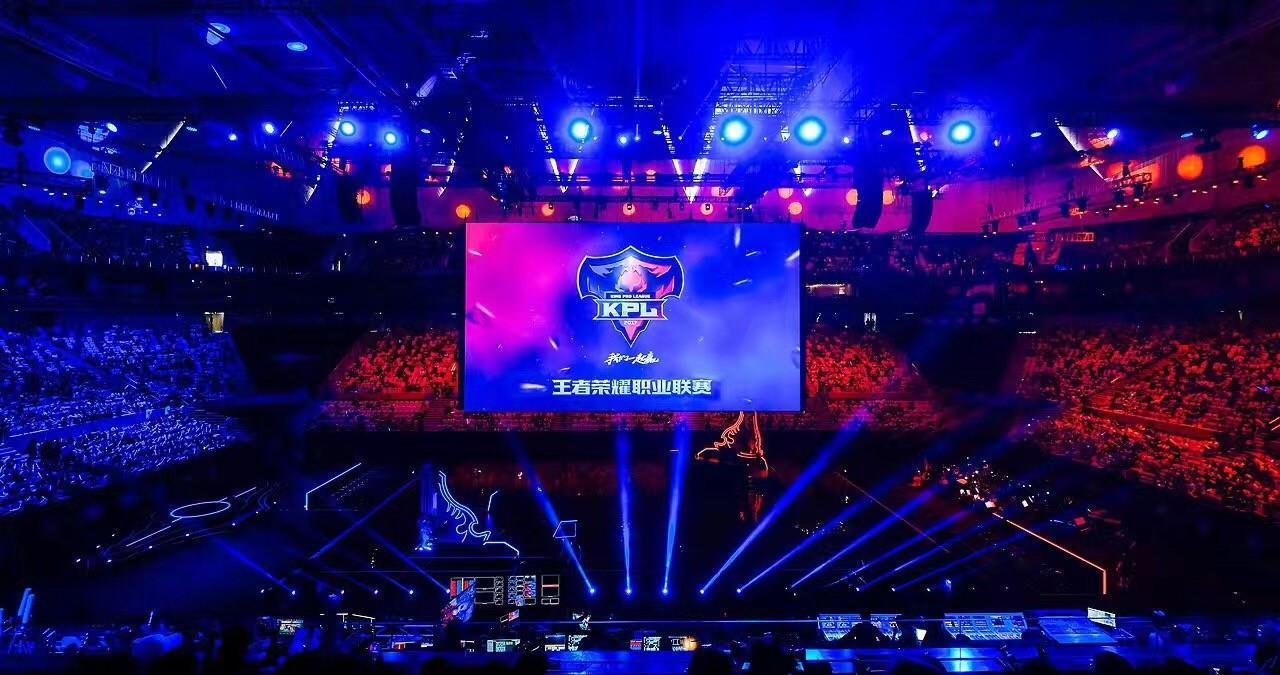 crashies 将继续为 Fnatic 参加 2025 年冠军赛，而 Leo 的未来仍然未知