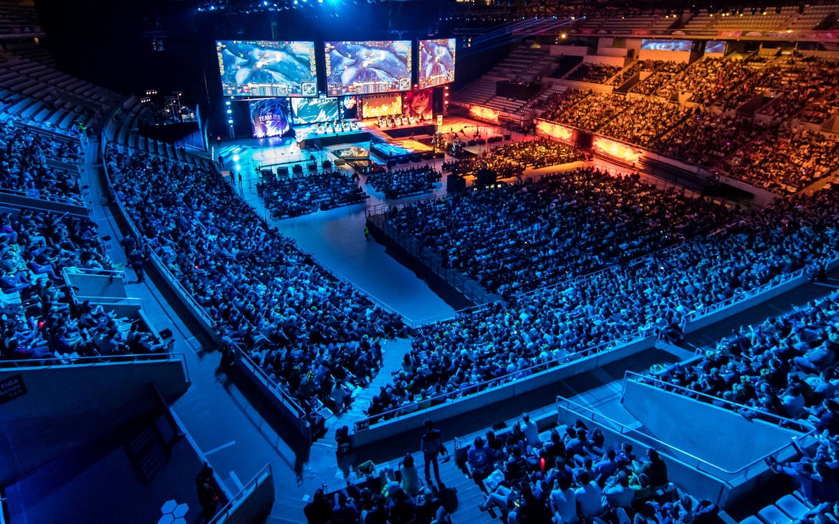 从LPL成立至今，综合票数最高的10位选手获得“LPL十周年十大选手”荣誉称号