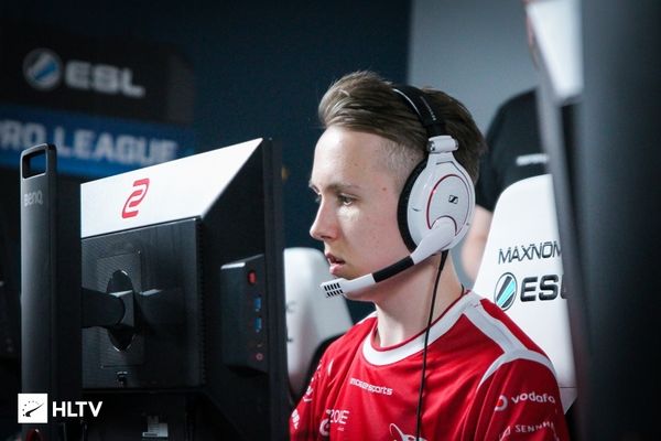 WBG公告：Theshy今日起飞准备归队，将进行14+7隔离